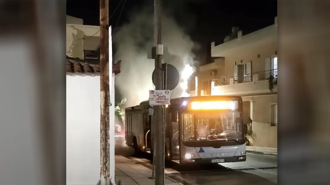 Αναστάτωση από φωτιά σε αστικό λεωφορείο