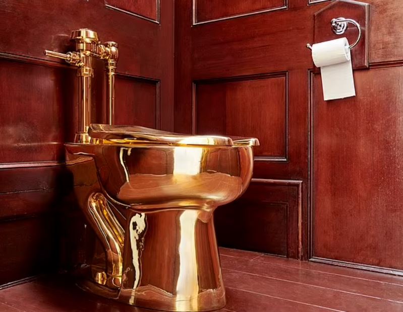 Βρετανία – Παλάτι Μπλενχάιμ: Τέσσερις άνδρες κατηγορούνται για κλοπή χρυσής τουαλέτας αξίας 6 εκατ. ευρώ