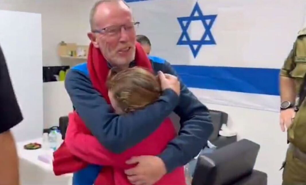 Κλαίει μέχρι να κοιμηθεί και ψιθυρίζει, λέει ο πατέρας της 9χρονης Έμιλι η οποία απελευθερώθηκε από τη Χαμάς