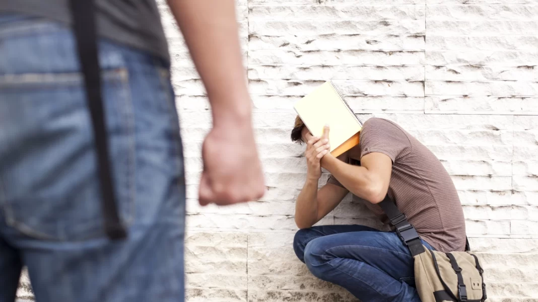 Ανήλικοι έστησαν καρτέρι σε 14χρονο έξω από σχολείο και τον ξυλοκόπησαν με μανία