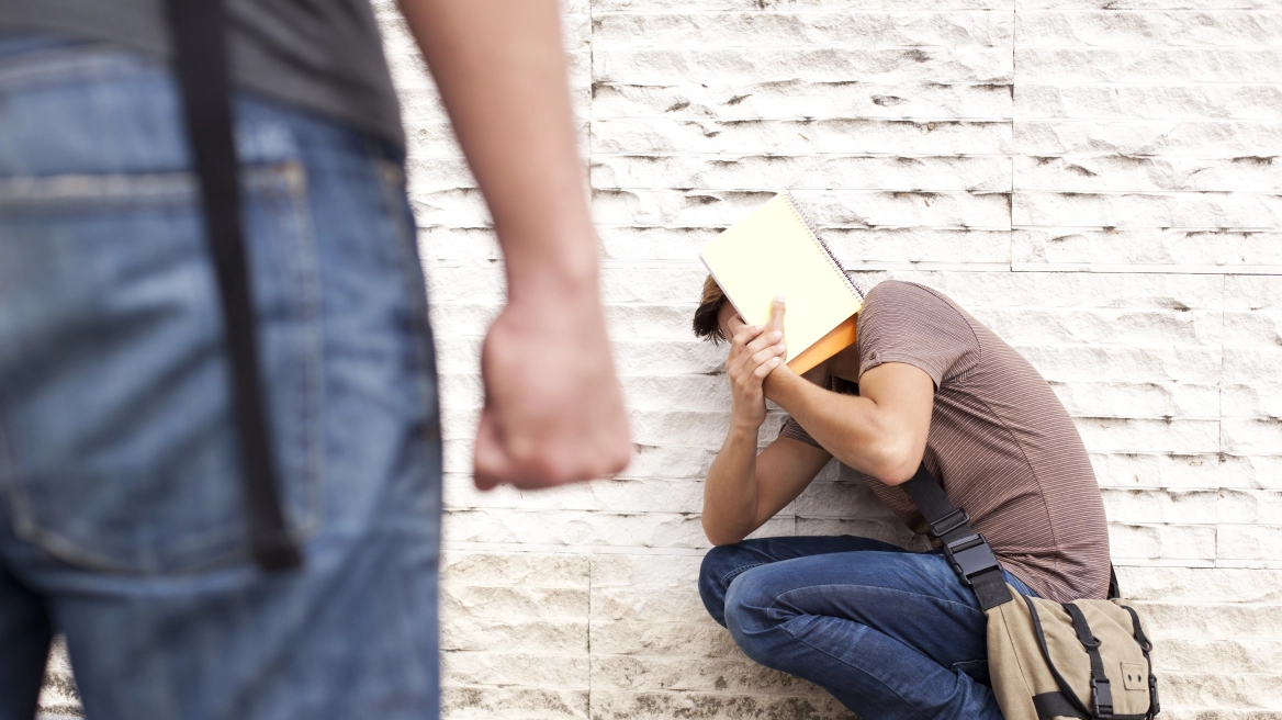 Ανήλικοι έστησαν καρτέρι σε 14χρονο έξω από σχολείο και τον ξυλοκόπησαν με μανία