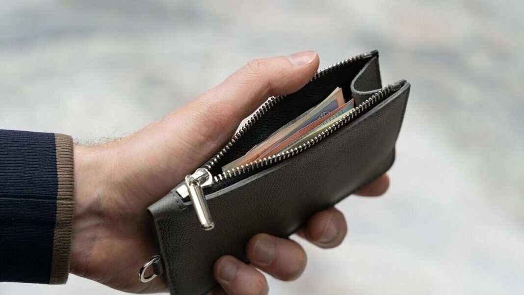 Οι ωφελούμενοι που θα δουν αύξηση 8% του Ελάχιστου Εγγυημένου Εισoδήματος