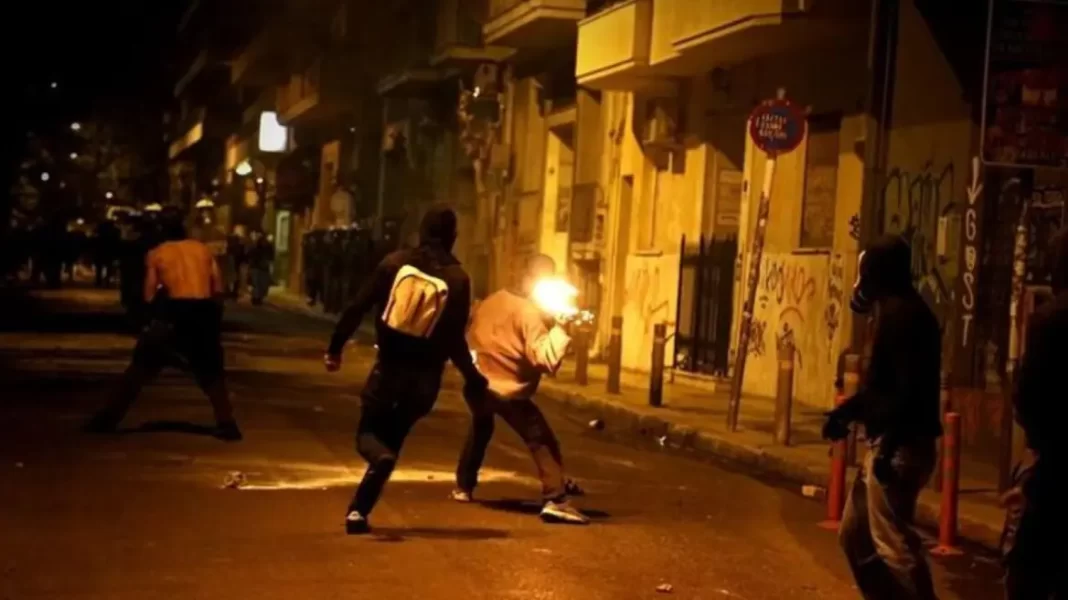 Δύο συλλήψεις για επιθέσεις σε αστυνομικούς