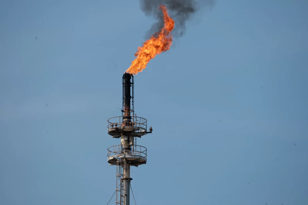COP28: Τα ΗΑΕ παραβιάζουν τη δική τους απαγόρευση για την καύση του φυσικού αερίου