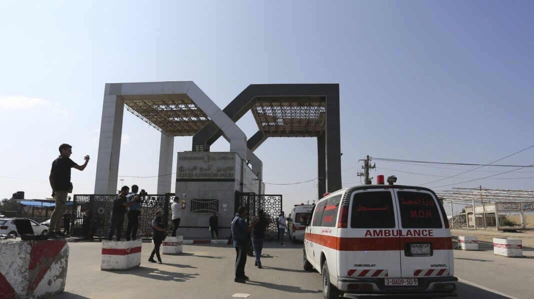 Πέρασαν οι πρώτοι ξένοι από το πέρασμα της Ράφα στην Αίγυπτο – Ασθενοφόρα παραλαμβάνουν τραυματίες