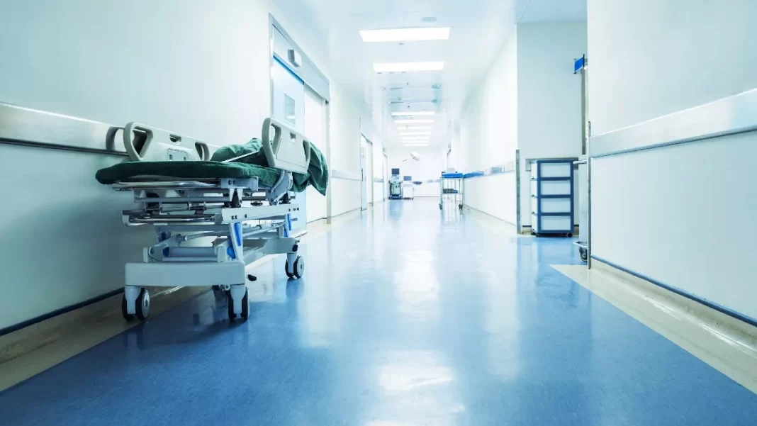 Νοσοκομείο Σαντορίνης: Ελλείψεις σε ιατρικές ειδικότητες αλλά και σε νεκροτόμους – Η εμπλοκή με τον νεκροθάλαμο