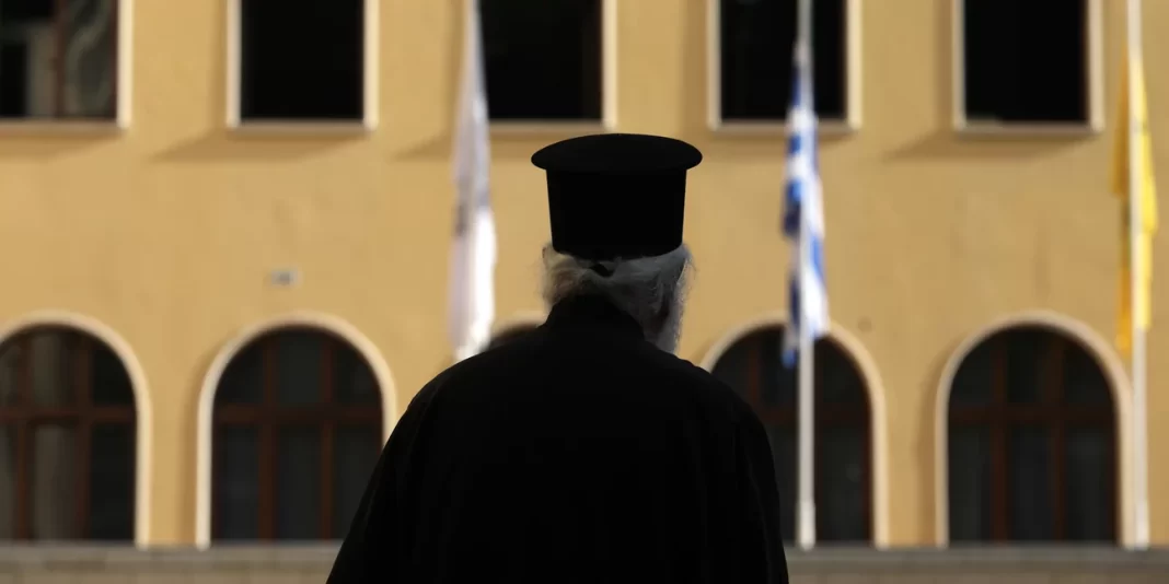 Παπάδες έπαιξαν ξύλο με αφορμή τα… πρόβατα -Αλληλομηνύθηκαν και συνελήφθησαν