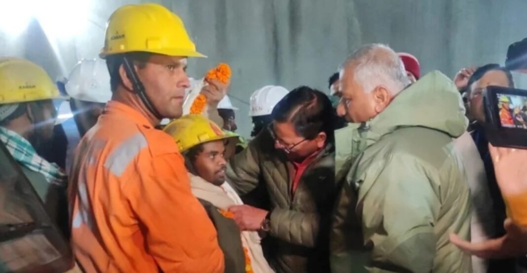 Ινδία: Διασώθηκαν όλοι οι εργάτες που παγιδεύτηκαν επί 17 ημέρες στα συντρίμμια σήραγγας