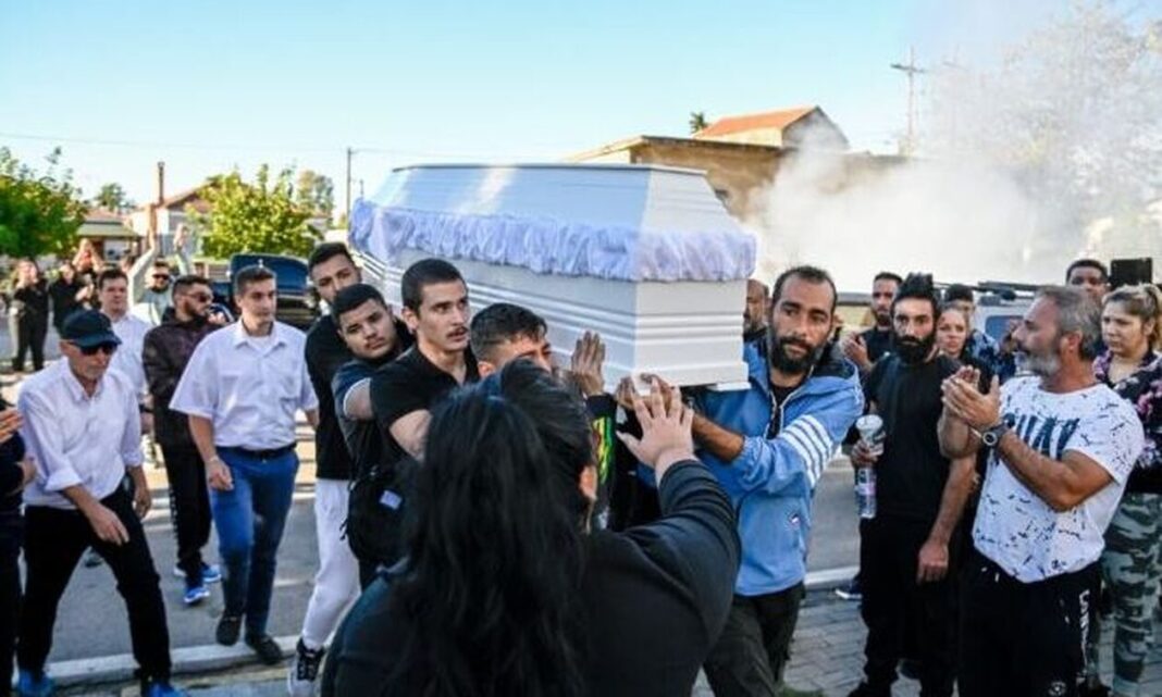 Υποβασταζόμενη η μητέρα του 17χρονου στην κηδεία του - Λιποθύμησε ο αδερφός του