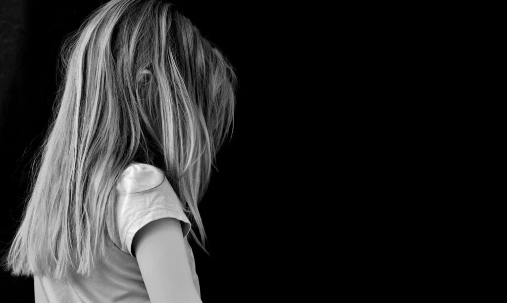 Καταδίκη 16 ετών σε ηλικιωμένο για ασέλγεια σε 9χρονη – Η «μητέρα» της υπερασπίστηκε τον κατηγορούμενο!
