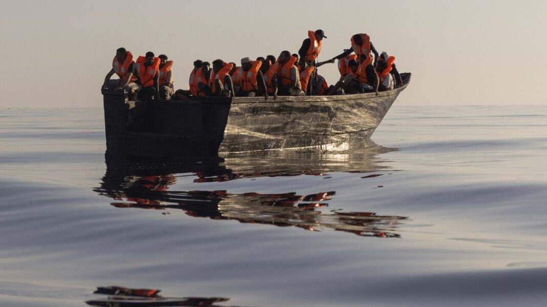 Τουλάχιστον 531 πρόσφυγες και μετανάστες έφτασαν στη Λαμπεντούζα – Ανασύρθηκε μια σορός
