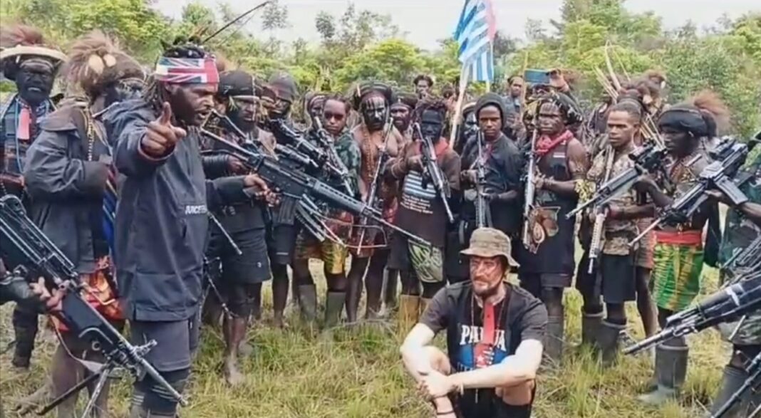 Παπούα: Αντάρτες σημαδεύουν όμηρο στο κεφάλι – Απειλούν να τον εκτελέσουν
