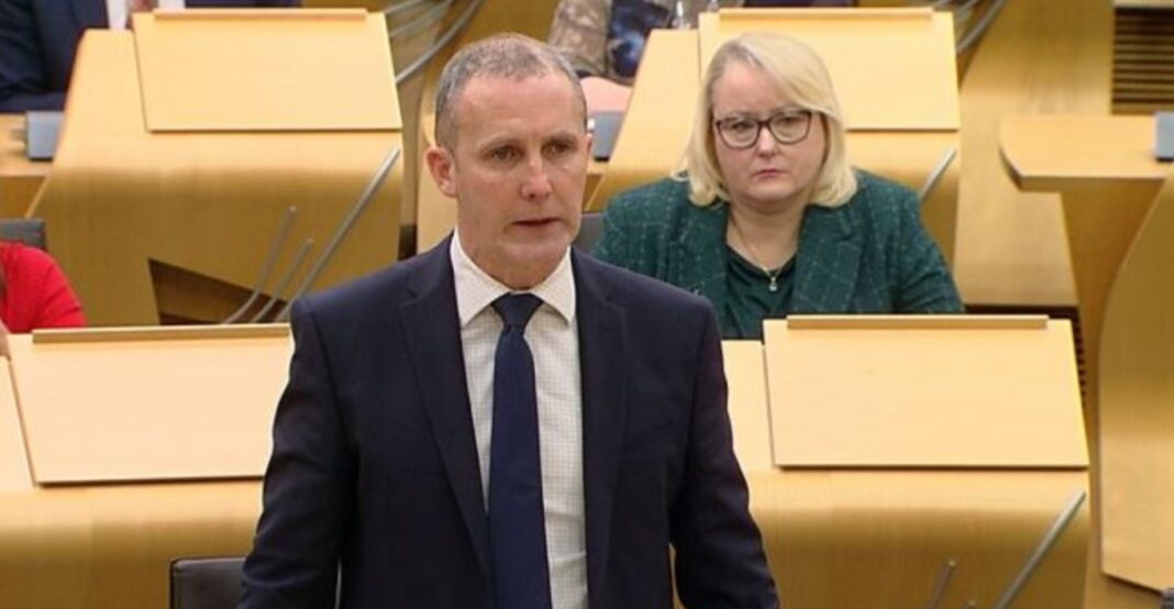 Σκωτία: Υπουργός ήθελε οι φορολογούμενοι να πληρώσουν λογαριασμό 12.500 ευρώ που έκαναν οι γιοι του