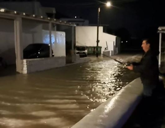 Viral επιχειρηματίας που βγήκε για… ψάρεμα σε πλημμυρισμένο δρόμο