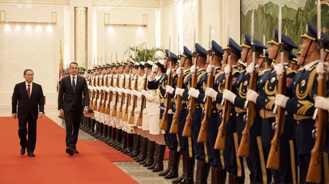 Σε θερμό κλίμα η συνάντηση Μητσοτάκη – Λι Τσιανγκ στο Πεκίνο – Τι είπε ο πρωθυπουργός