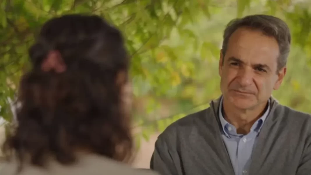 Ο Μητσοτάκης συνομιλεί με θύμα έμφυλης βίας: Το ξύλο, η γενναία απόφαση και η κατάθεση ψυχής στον πρωθυπουργό