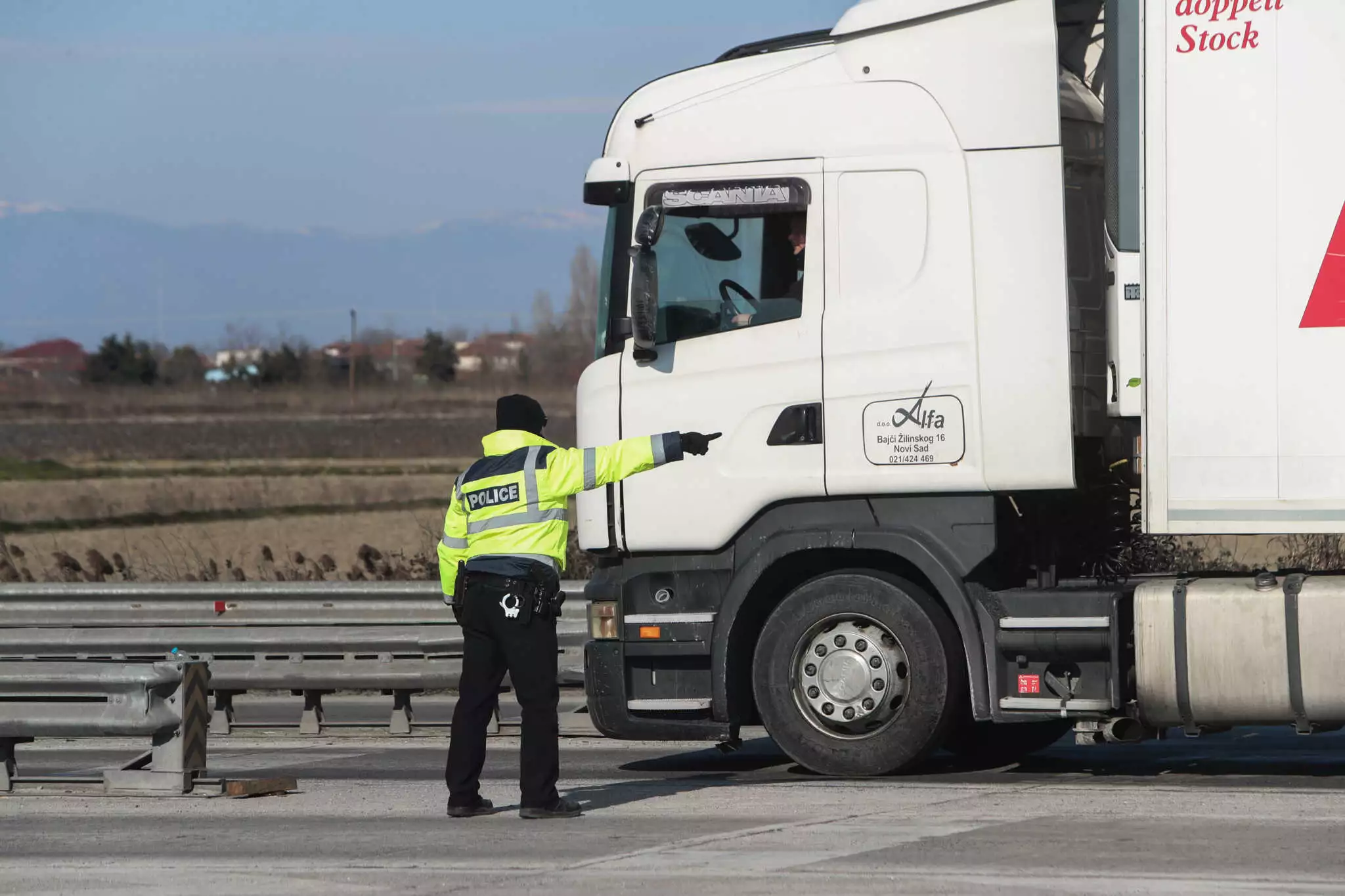 Τον τσίμπησε σφήκα και λιποθύμησε από αλλεργικό σοκ την ώρα που οδηγούσε νταλίκα