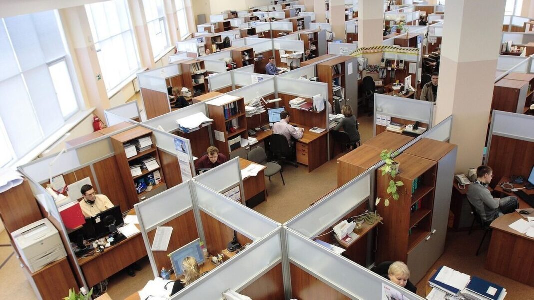 EY: Ένας στους τρεις εργαζόμενους παγκοσμίως σκέφτεται να αλλάξει δουλειά