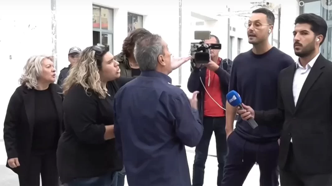 Επεισόδιο στη δίκη Πισπιρίγκου: Φραστική επίθεση από συγγενείς της στον Κουσουλό, προσήχθη ο δημοσιογράφος