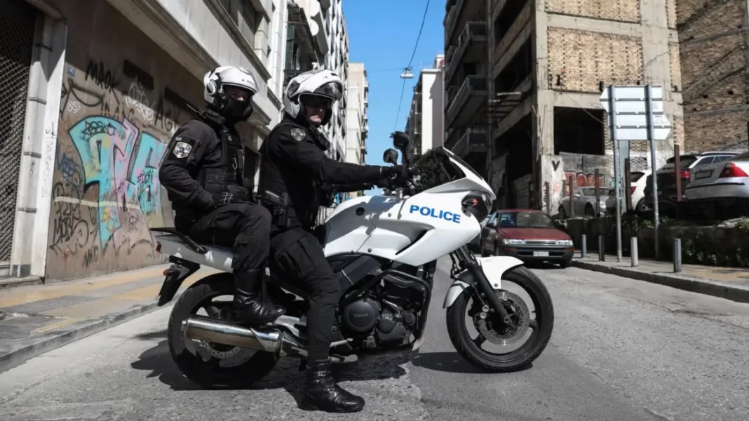 Πήγε να πιάσει τη σύντροφό του με τον εραστή της και τον ξυλοκόπησε άγνωστος επειδή έκλεισε τον δρόμο