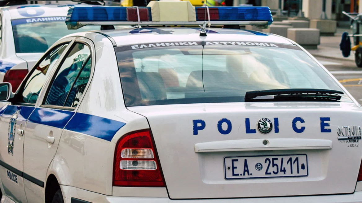 Μητέρα εγκλωβίστηκε στο μπαλκόνι του σπιτιού της, ενώ μέσα έκλαιγε το 18 μηνών παιδί της