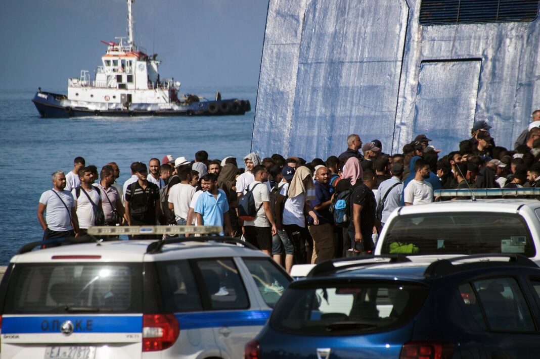 Μετανάστες προσπάθησαν να επιβιβαστούν σε πλοίο χωρίς ταξιδιωτικά έγγραφα