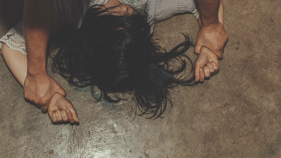 Την έσωσε ο πρώην σύντροφός της – Το τηλεφώνημα που οδήγησε στη σύλληψη του 61χρονου που κρατούσε φυλακισμένη και βίαζε 48χρονη