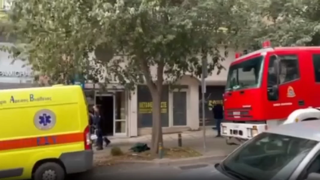 Θρίλερ: Νεκρός ένας 40χρονος που έπεσε από τρίτο όροφο πολυκατοικίας και έφερε εγκαύματα