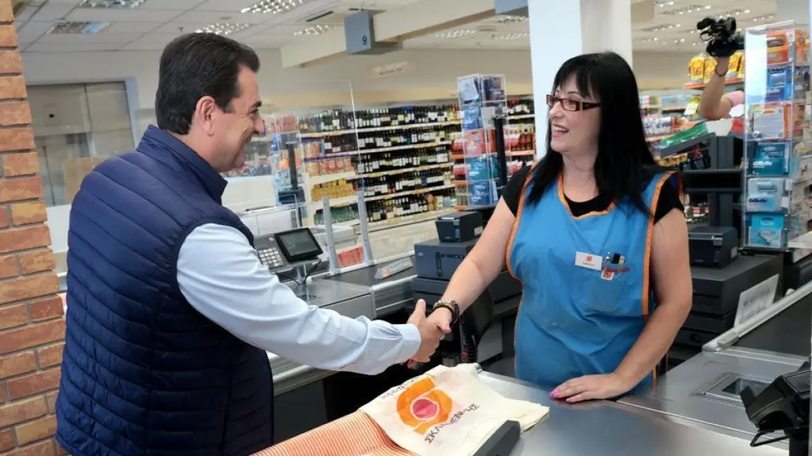 Επίσκεψη Σκρέκα σε σούπερ μάρκετ για το μέτρο της «μόνιμης μείωσης τιμής» – Θα συνεχιστούν οι έλεγχοι