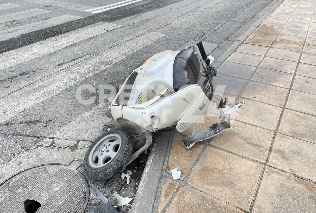 Ηράκλειο: Σύγκρουση αυτοκινήτου με δίκυκλο στο κέντρο – Στο νοσοκομείο δύο άτομα