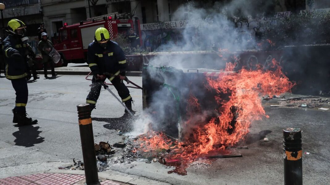 Επιτέθηκαν στους πυροσβέστες που πήγαν να σβήσουν φωτιά σε κάδο απορριμμάτων