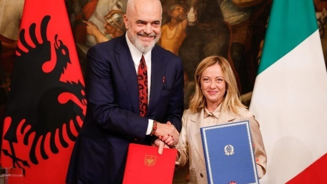 Πολέμιοι και υποστηρικτές της συμφωνίας Ιταλίας-Αλβανίας για το μεταναστευτικό