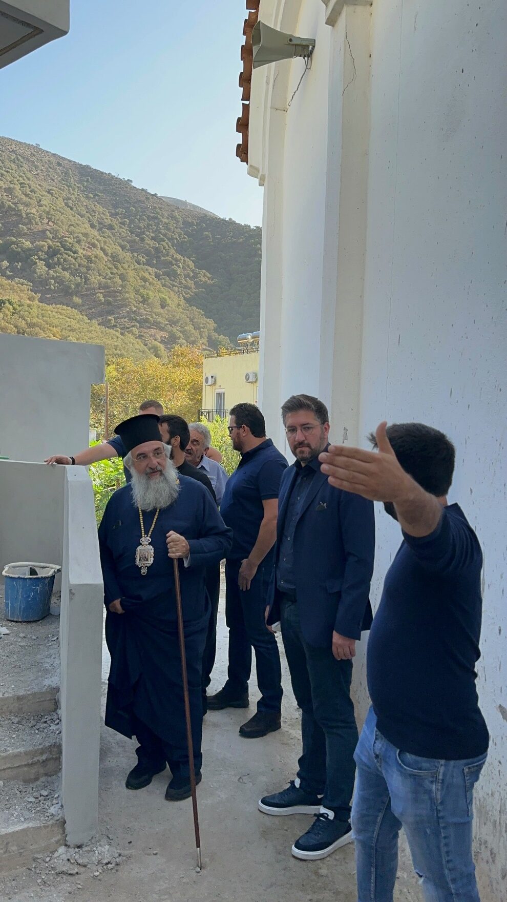Στο έργο του Ι.Ν. Αγίου Γεωργίου Φόδελε ο Αρχιεπίσκοπος Κρήτης με το Δήμαρχο Μαλεβιζίου
