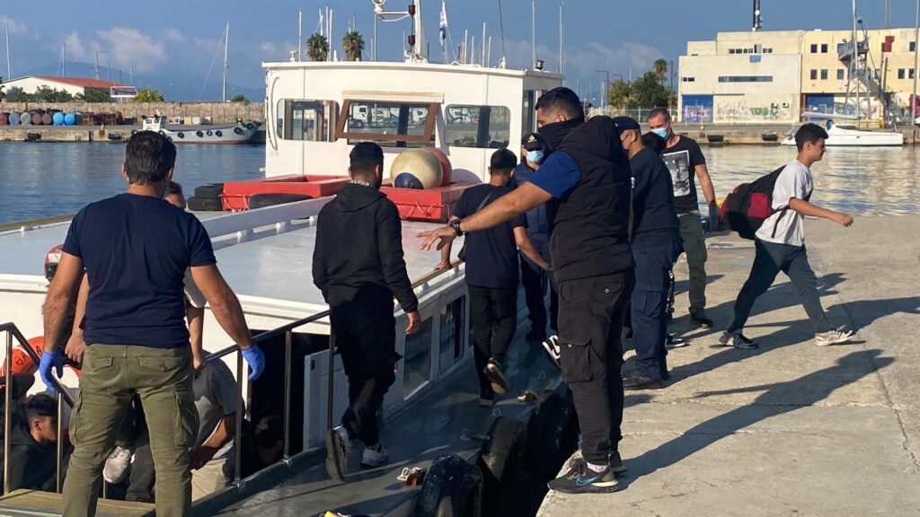 29 μετανάστες εντοπίστηκαν σε παραλία της Γαύδου
