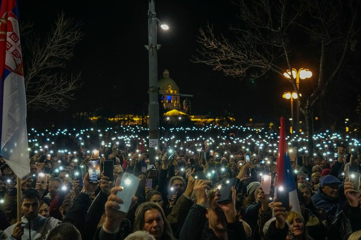 Σερβία: Επεισόδια και χημικά έξω από το δημαρχείο του Βελιγραδίου - Νοθεία στις εκλογές καταγγέλλουν πολίτες