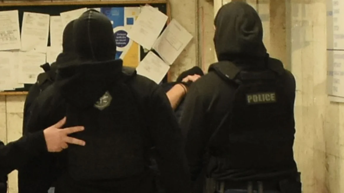 Στα δικαστήρια ο 18χρονος που έριξε τη ναυτική φωτοβολίδα στον αστυνομικό