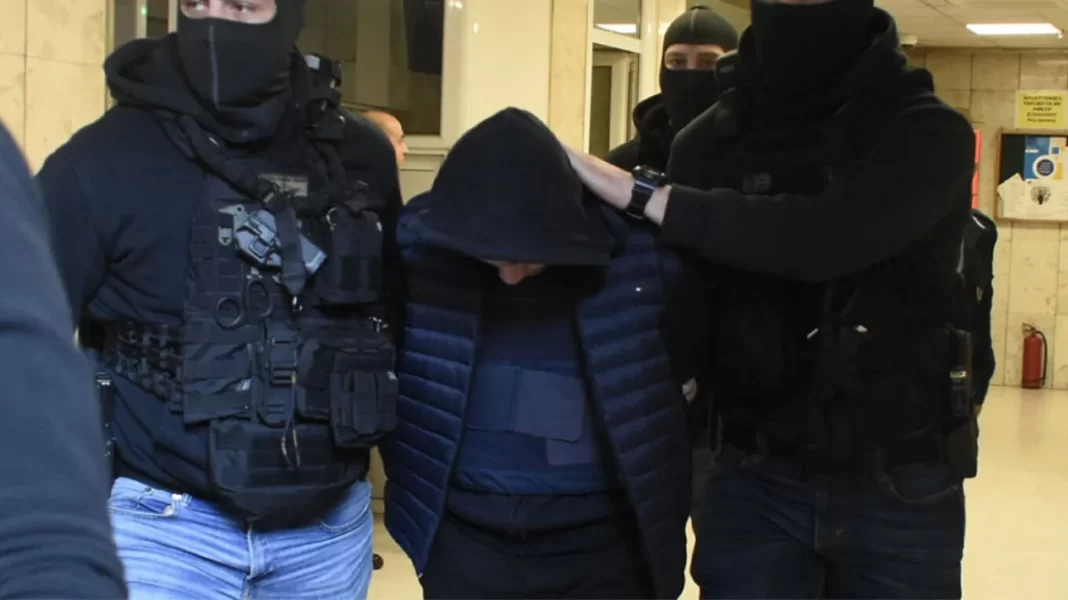 Ρέντης: Βρέθηκαν ίχνη πυρίτιδας στο χέρι του 18χρονου – Απολογείται σήμερα για τη φωτοβολίδα στον αστυνομικό