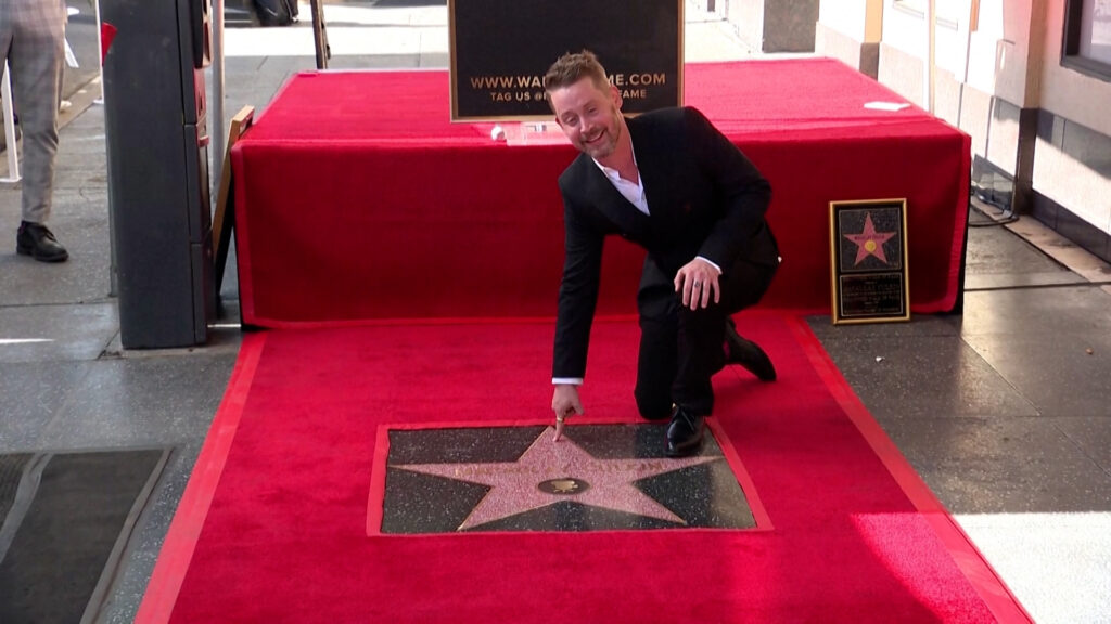 Ο πρωταγωνιστής του «Μόνος στο σπίτι» Μακόλεϊ Κάλκιν απέκτησε το δικό του αστέρι στο Walk of Fame