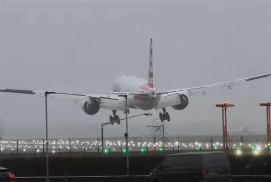 Ανατριχιαστικό βίντεο: Αεροπλάνο αναπηδά στο διάδρομο προσγείωσης από τους θυελλώδεις ανέμους