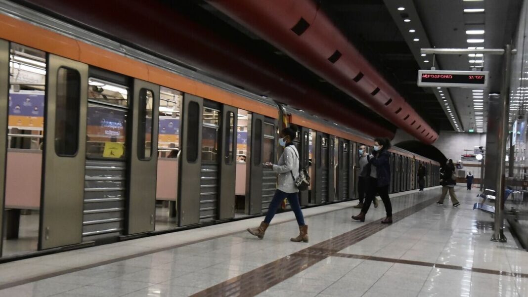 Άνδρας έπεσε στις ράγες του μετρό - Απεγκλωβίστηκε χωρίς τις αισθήσεις του