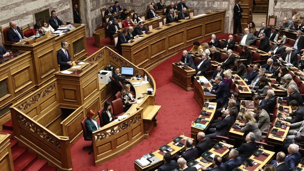 Προϋπολογισμός: Τι φέρνει σε μισθωτούς, συνταξιούχους, δημόσιους υπαλλήλους και γιατρούς του ΕΣΥ