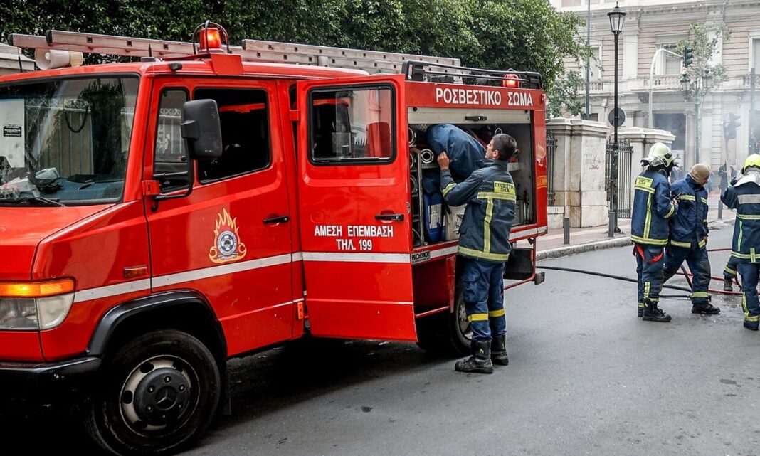 Χωρίς τις αισθήσεις του ανασύρθηκε άνδρας από φλεγόμενο εγκαταλελειμμένο σπίτι