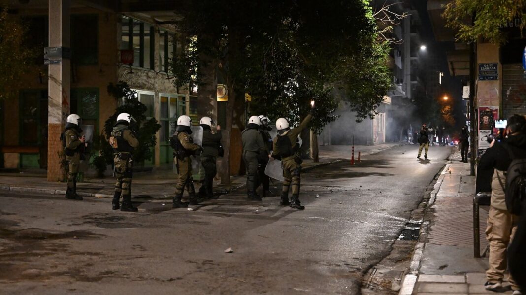 Επίθεση κατά διμοιρίας των ΜΑΤ με μολότοφ