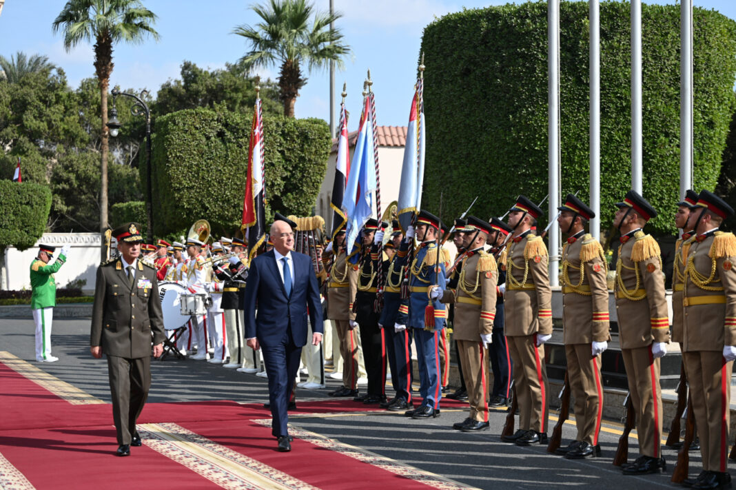 Ο Δένδιας συνάντησε τον Αιγύπτιο πρόεδρο Αλ Σίσι στο Κάιρο