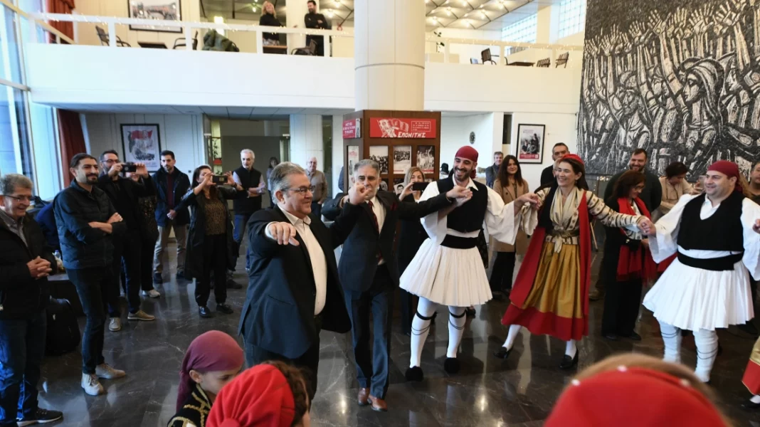 Πήγαν για κάλαντα στο ΚΚΕ και ο Κουτσούμπας έσυρε τον χορό