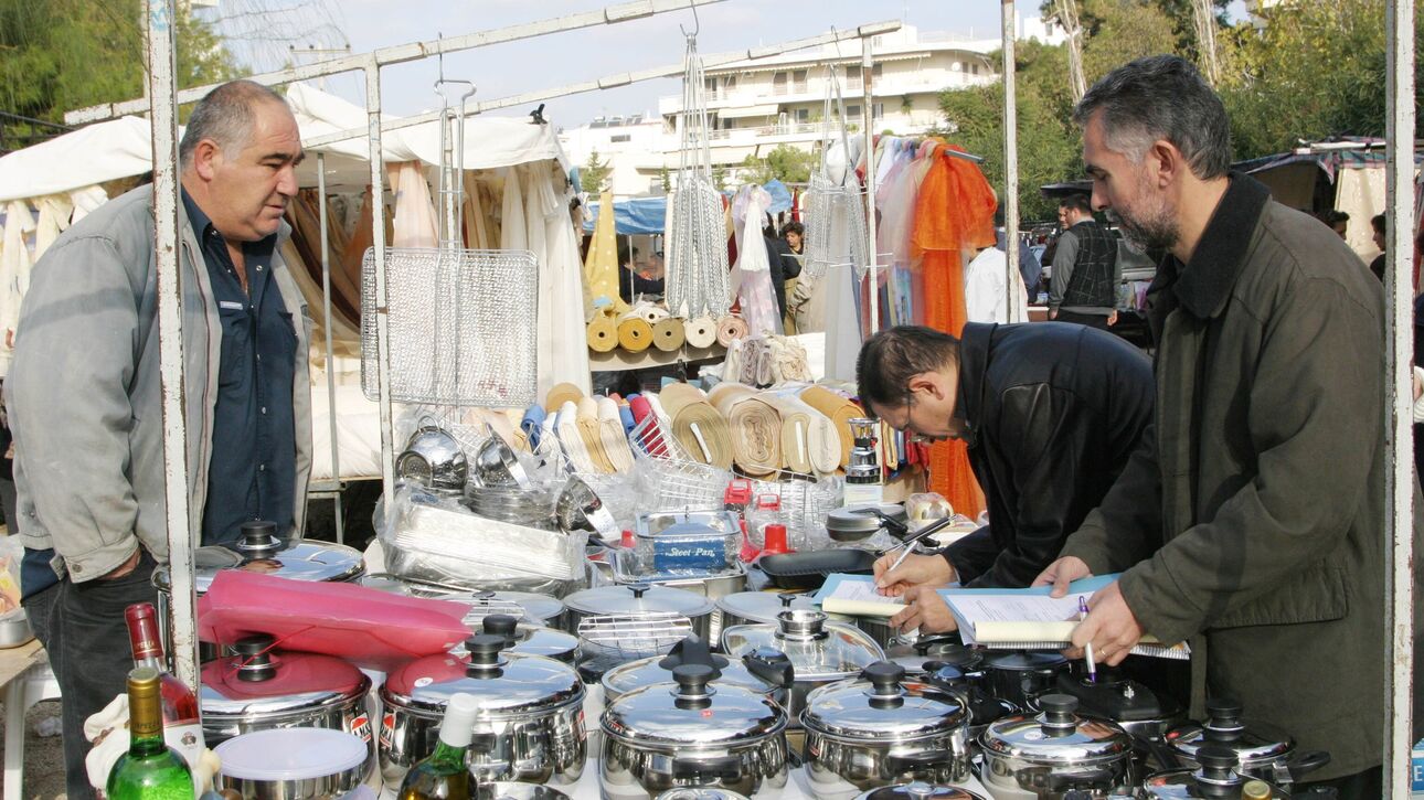 Εκατοντάδες προϊόντα - μαϊμού εντόπισε η ΕΛ.ΑΣ. σε λαϊκή αγορά