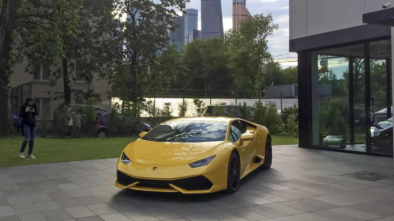 Lamborghini τυλίχθηκε στις φλόγες - Νεκρή μια γυναίκα