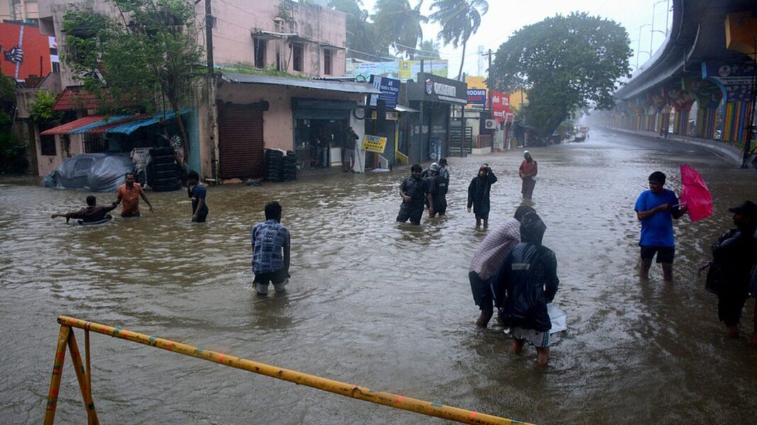 Ινδία: Εκκενώνονται σχολεία και γραφεία – Χιλιάδες άνθρωποι απομακρύνονται εν αναμονή του κυκλώνα