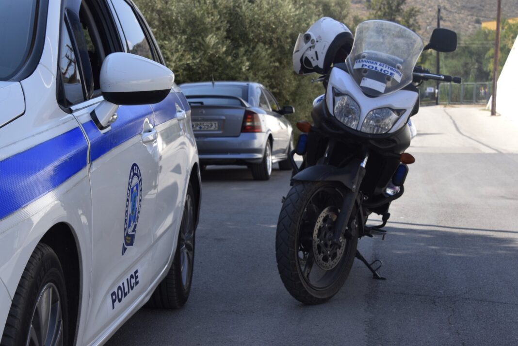 Τον ξυλοκόπησε μπροστά στον εγγόνι του για να τον ληστέψει