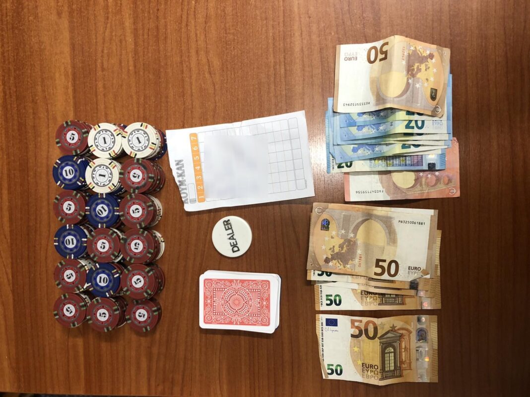 Ηράκλειο: Δοκίμασαν την τύχη τους στο πόκερ αλλά δεν στάθηκαν... τυχεροί - Εννέα συλλήψεις σε καφενείο